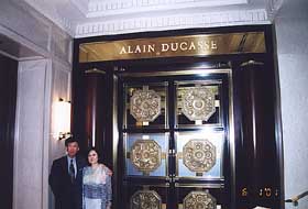 筆者夫婦在紐約「Alain Ducasse at the Essex House」法國食府餐廳正門。