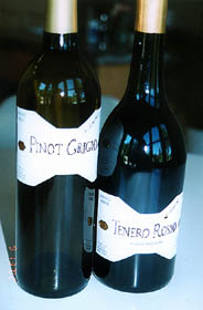 Cosentino Winery �s�s��ءA�k�� 2000 Tenero Rosso �V�X���s�A�]�A�|�ظ���C���� 2001 Pinot Grigio �հs�A�¥ηN�겾�Ӫ�����C
